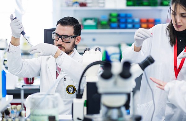 Bourses et aides à la mobilité, photo de laboratoire - Bourses Calmette & Yersin - Institut Pasteur