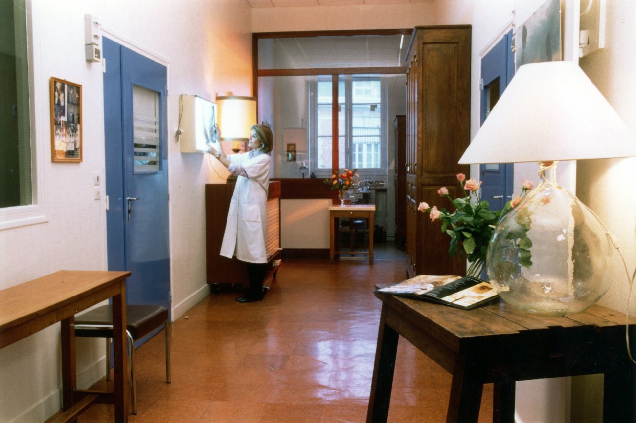 Reception hall of the 2nd floor rooms of the Louis Martin Pavilion of the Pasteur Hospital, around 1985. Copyright : Institut Pasteur. Reception hall of the 2nd floor rooms of the Louis Martin Pavilion of the Pasteur Hospital, around 1985. Copyright : Institut Pasteur.